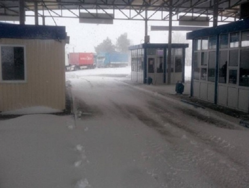 Сильные снегопады вынудили закрыть три пункта пропуска на молдо-украинской границе
