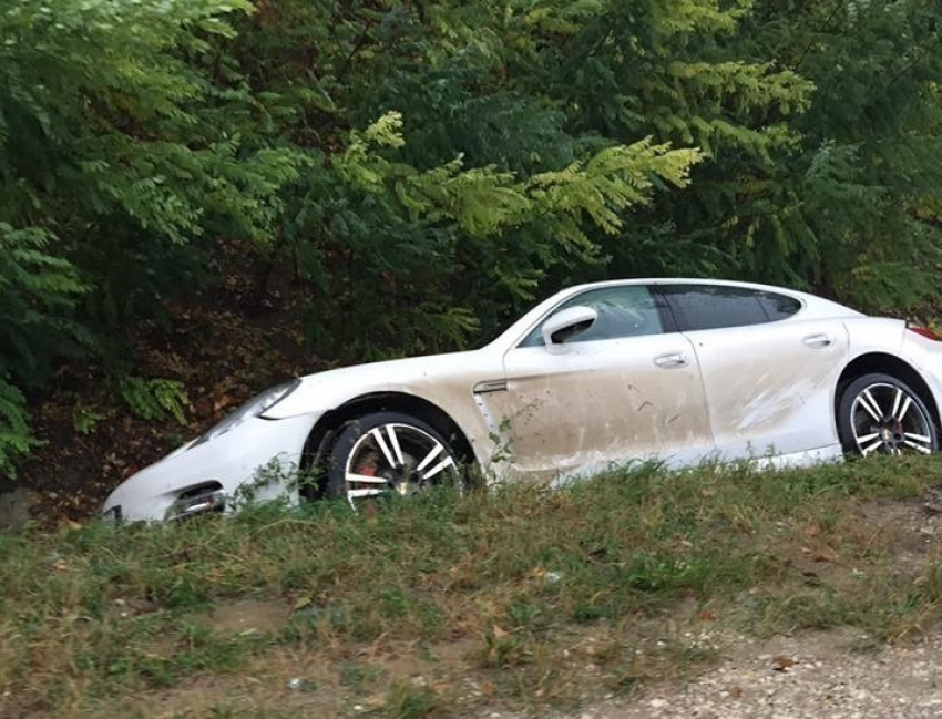 Porsche с российскими номерами вылетел в кювет на трассе Кишинев-Хынчешты