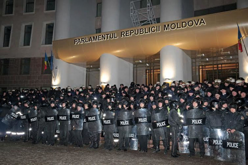 СМИ: В Кишинев свозят полицию из районов
