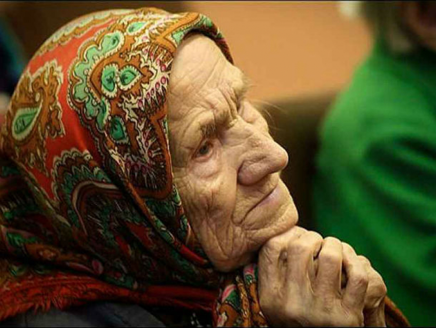 Гламурная истеричка на джипе приехала на рынок в Кишиневе и набросилась с криками на бабушку 