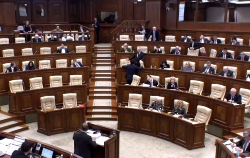 Парламентское большинство отказалось выделить деньги на ремонт школы