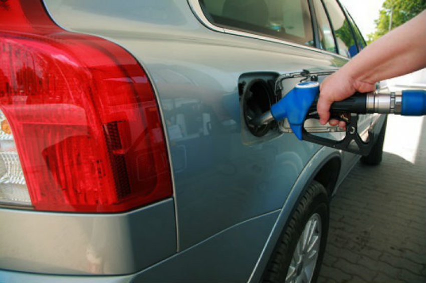 Бензин и дизтопливо упали в цене на заправках Молдовы
