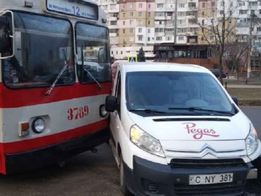 В Кишиневе неловкий водитель парализовал движение троллейбусов