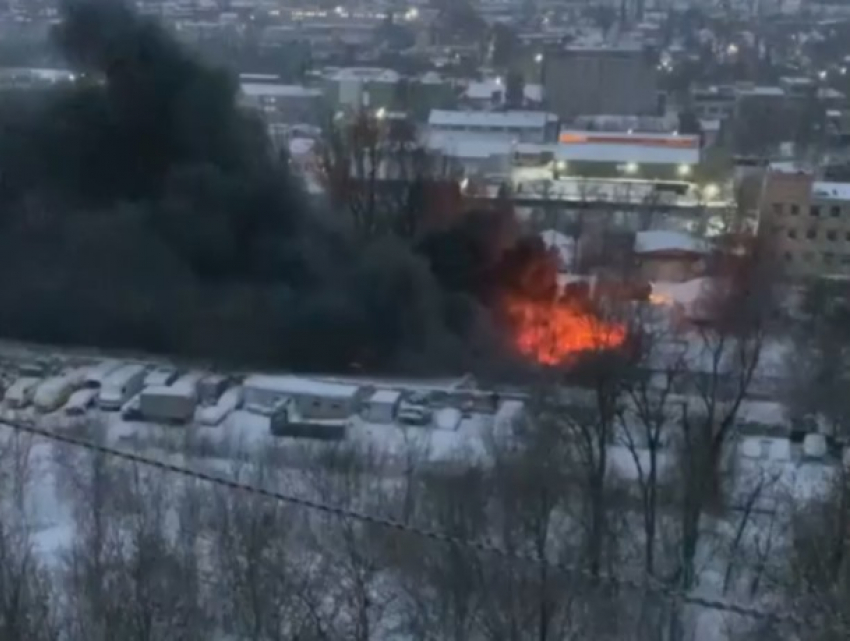 В Кишиневе пожар: горит предприятие на Чеканах