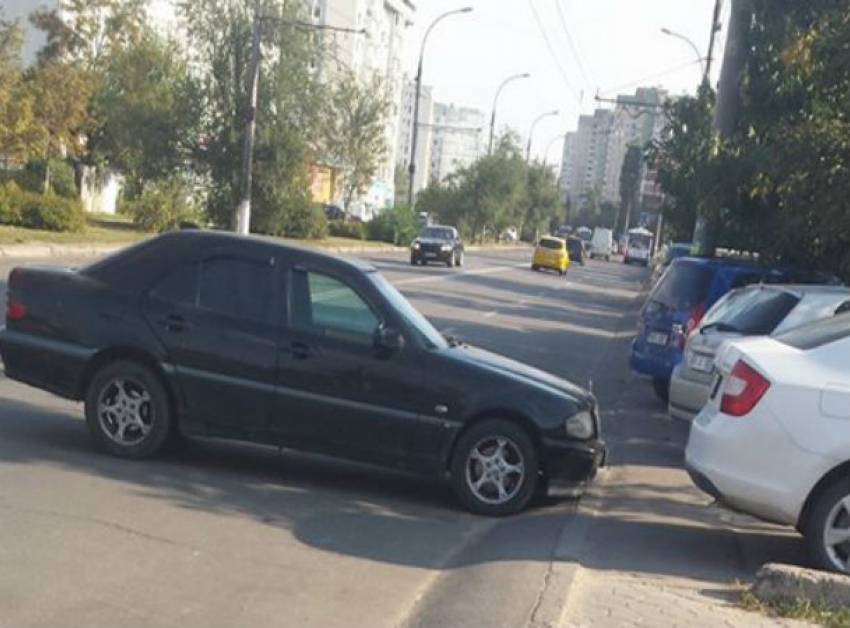 Удивительно припарковавшийся столичный автохам стал «героем дня"