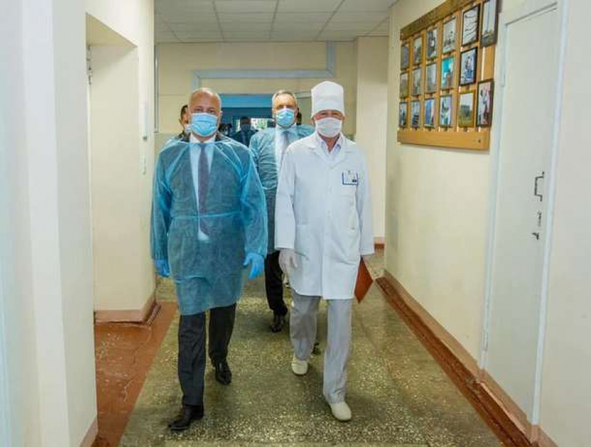 Игорь Додон посетил районную больницу в Окнице и поблагодарил персонал за усилия в борьбе с коронавирусом