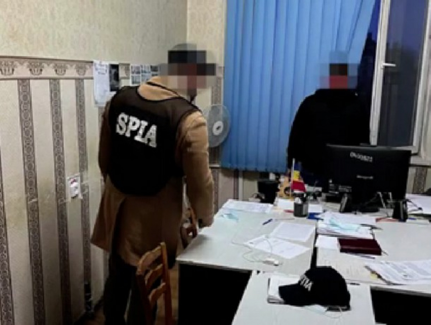 В Кишиневе задержали следователя, вымогавшего взятку в 1000 евро «за решение вопроса» 