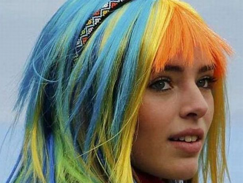 Пришло время добавить неоновой энергии в свой гардероб: Vogue назвал главный модный тренд года