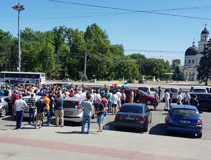 Масштабная акция протеста водителей, возмущенных стоимостью топлива, состоялась в центре Кишинева