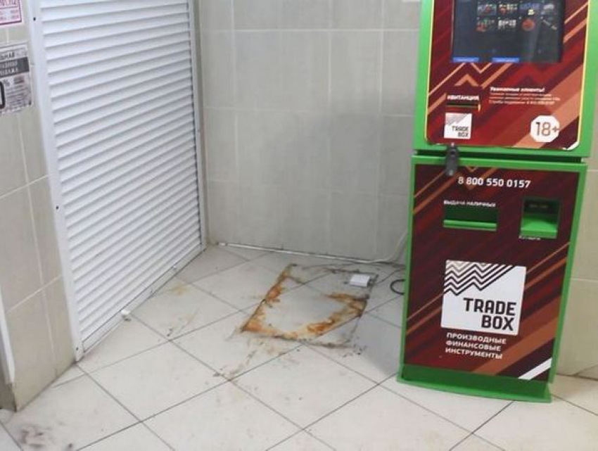Молдаванин с сообщниками похитили банкомат с деньгами в Югре