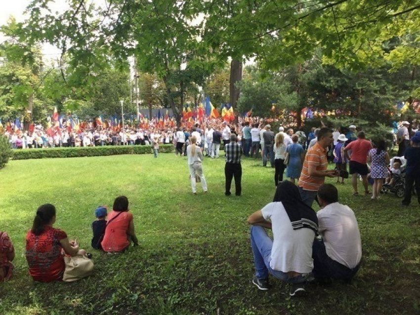 Возмущение горожан, свалку флагов и «пикники» на газонах спровоцировала акция протеста в Кишиневе