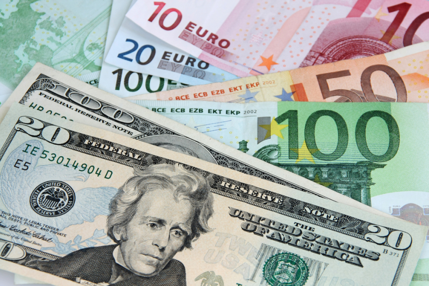 Курс валют на сегодня: доллар ниже, евро выше