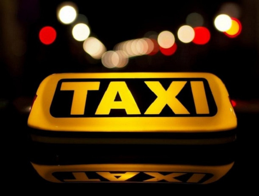 В Приднестровье пьяная женщина отказывалась платить за такси и повредила чужое авто