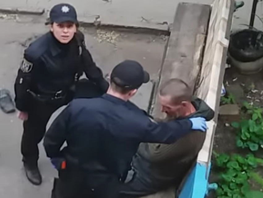 Давили пальцы берцами: издевательства украинских полицейских над мужчиной попали на видео 