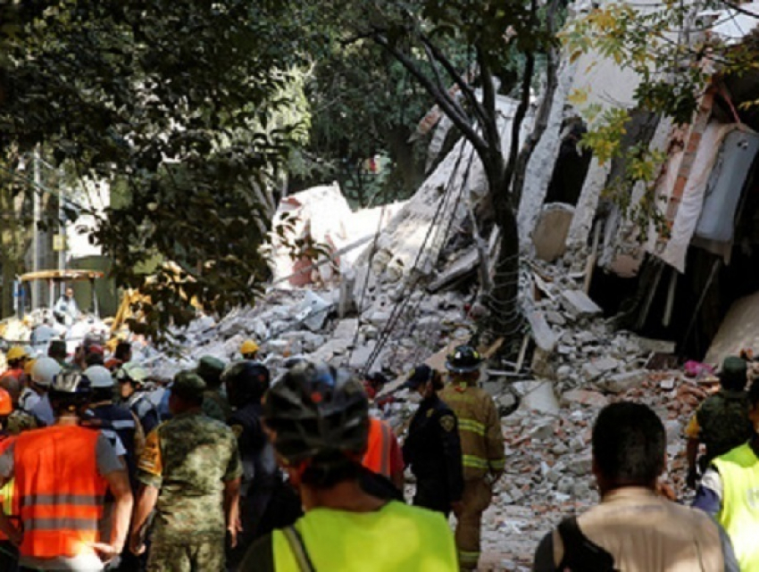 Катастрофическое землетрясение в Мексике с сотнями погибших сняли на видео