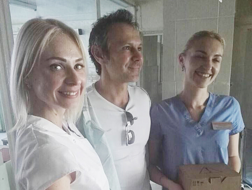 Святославу Вакарчуку «было больно» в окружении красивых блондинок в детской больнице Одессы