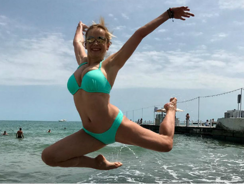 Самая сексуальная украинская блондинка потрясла одесситов на пляже роскошной грудью в бикини