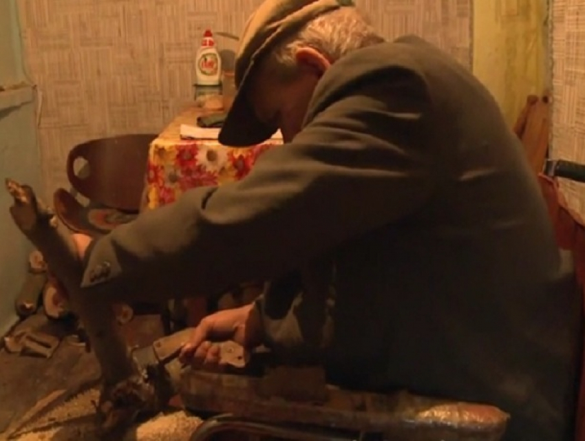 Слепой 77-летний старик-инвалид брошен в Новоаненском районе, сын забыл о нём, власти также не хотят помочь