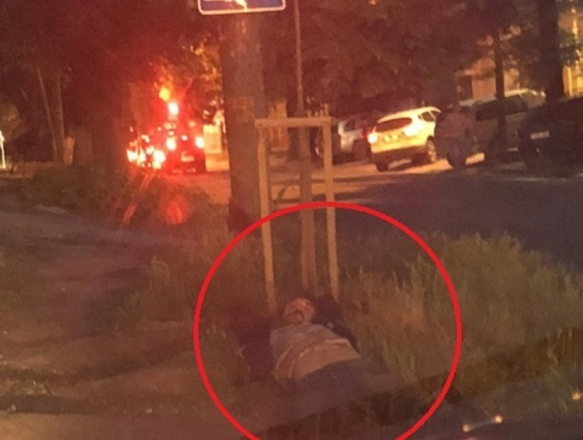 Столичные автомобилисты спасли мужчину, упавшего на дорогу от пощечины женщины