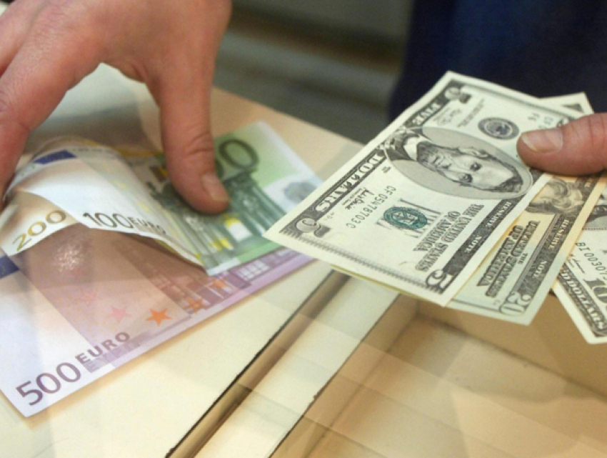 Молдавский лей несколько отступил перед евро и долларом