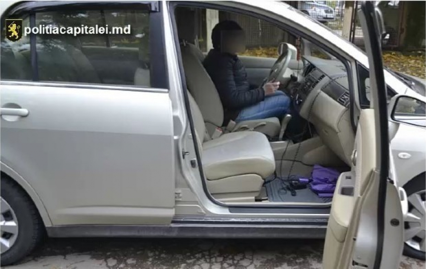 В столичной пробке у женщины из машины украли сумку