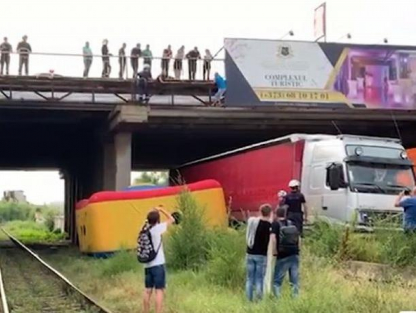 Драма на железнодорожном мосту у Цирка - мужчина спрыгнул на пути, спасатели успели словить его