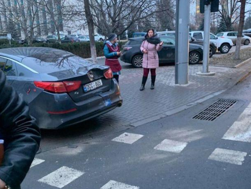 Троллейбус столкнулся с люксовым BMW в центре города, на пересечении бульвара Штефана чел Маре с Лазо 