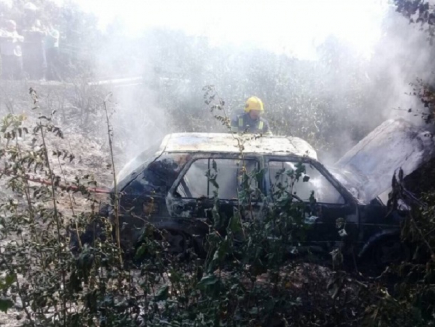Автоворы попали в ДТП и сожгли угнанный Volkswagen 