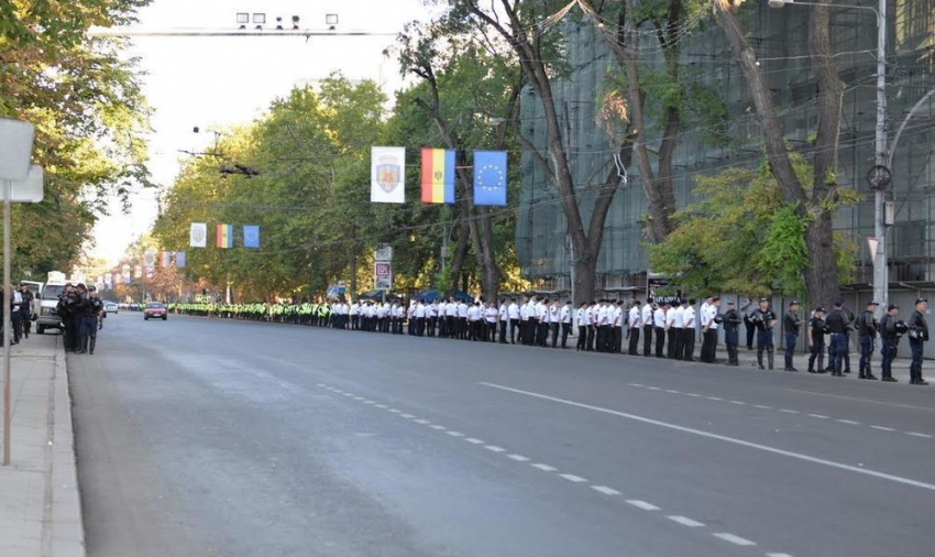 Центр Кишинева оцепили тысячи полицейских 