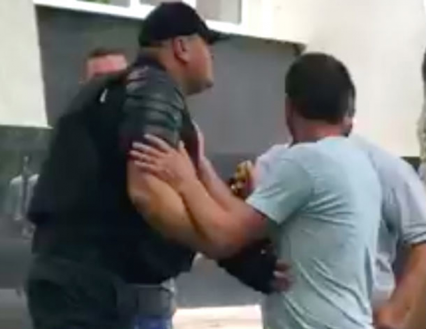 Столкновения активистов с полицией во время протеста сторонников Нэстасе в Унгенах сняли на видео