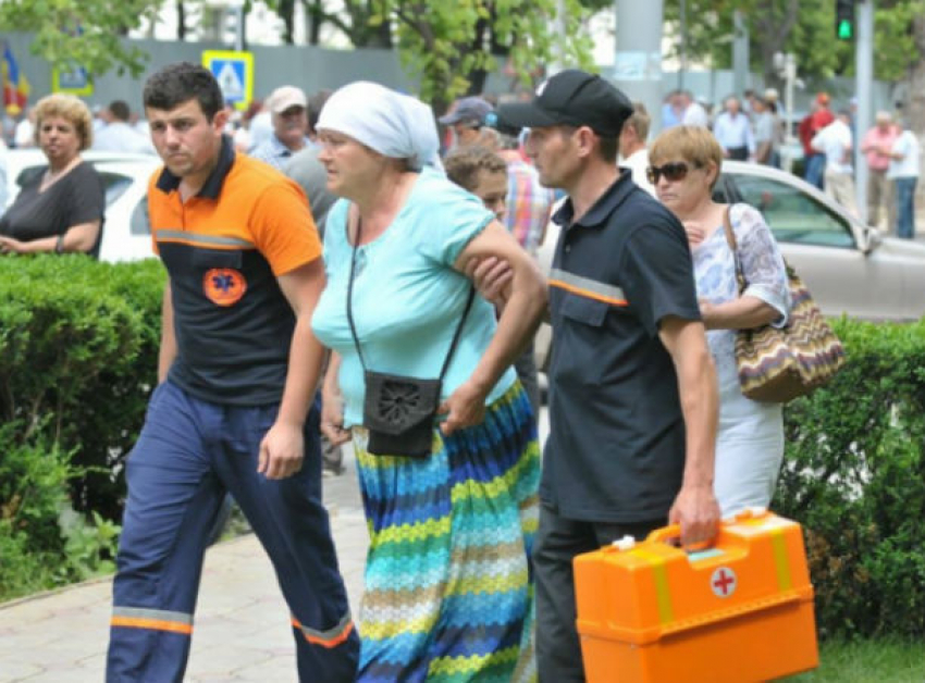 Участница митинга в Кишиневе оказалась в машине скорой помощи