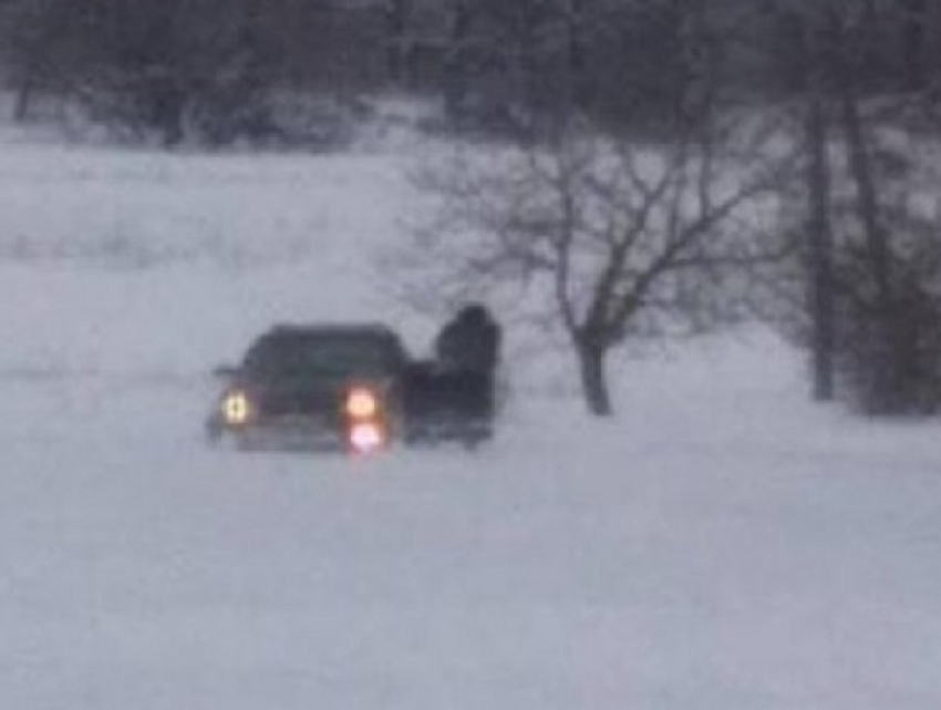 Спешивший к беременной жене водитель устроил штурм снежных заносов в Шолданештском районе