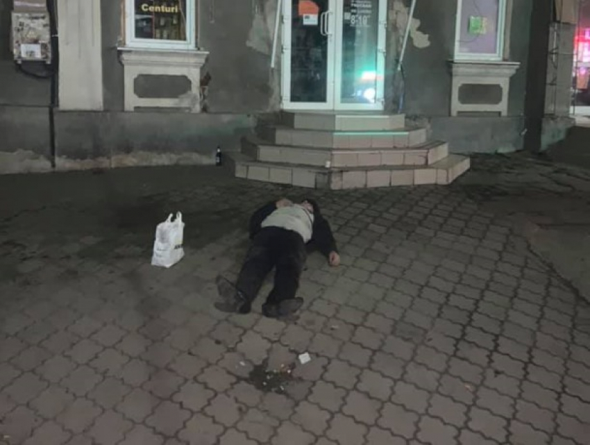 В Кишиневе мужчина упал посреди улицы, но никто не подходил к нему