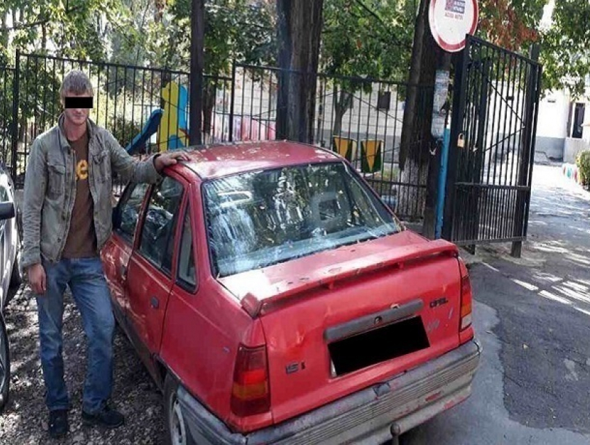 Угнавшего простым способом припаркованный в Кишиневе автомобиль молодого человека показали на видео