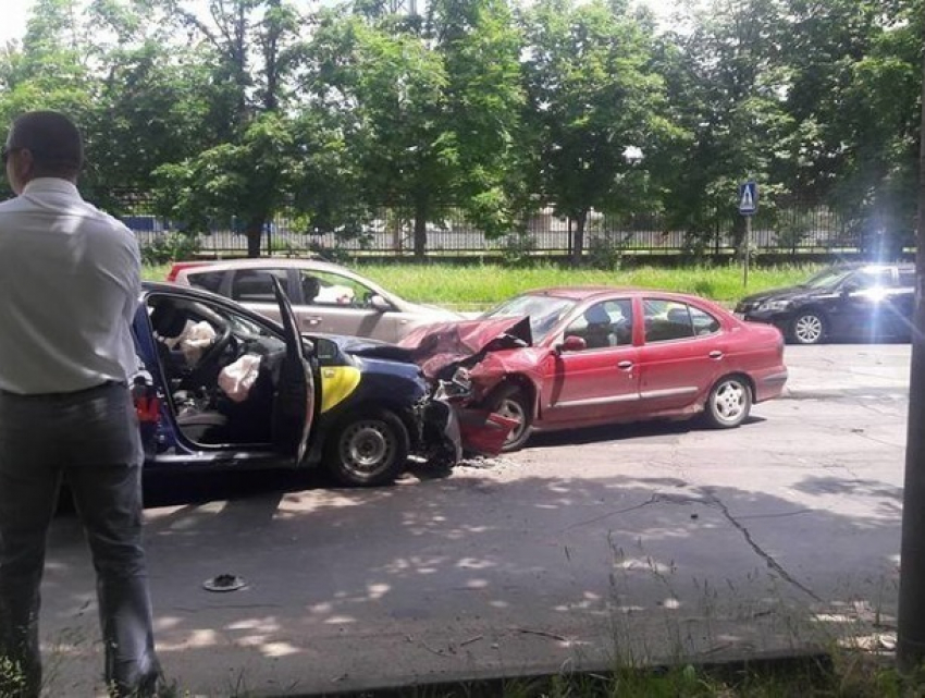 Молодая женщина за рулем авто совершила лобовое ДТП на встречке с такси: пострадали три человека