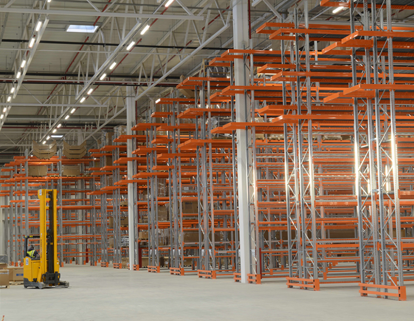 Паллетные складские стеллажи и особенности их применения
