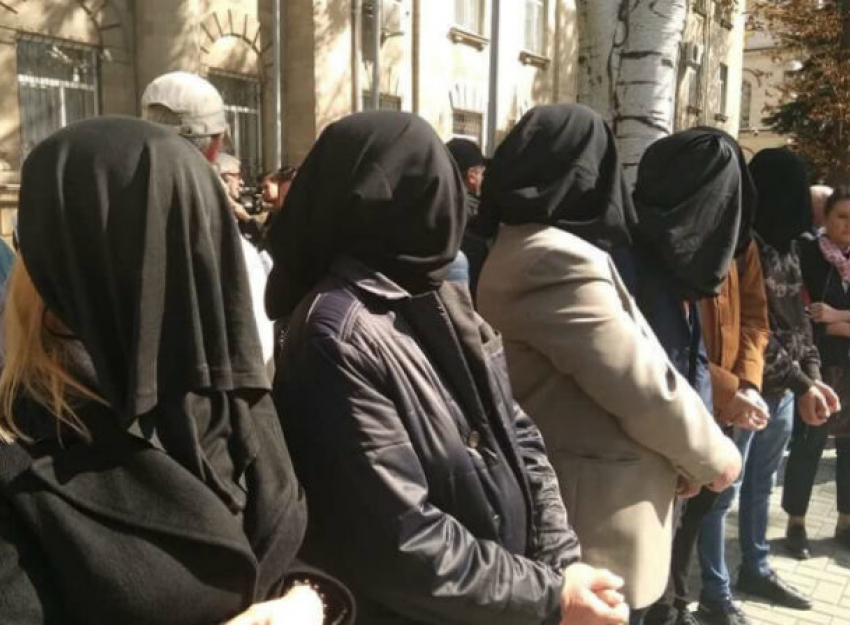 Странную акцию провели в Кишиневе активисты ACUM с черными мешками на головах