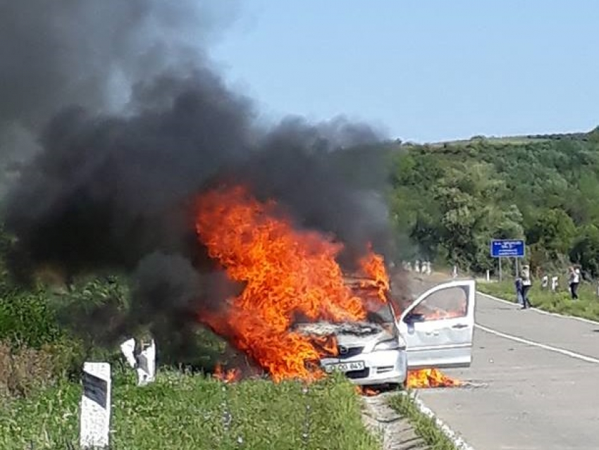 Люди чудом  спаслись из горящей легковушки в Теленештском районе