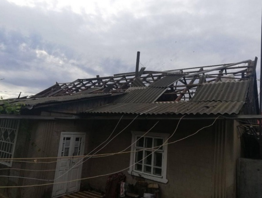 В Басарабяске дом «взлетел на воздух» после урагана
