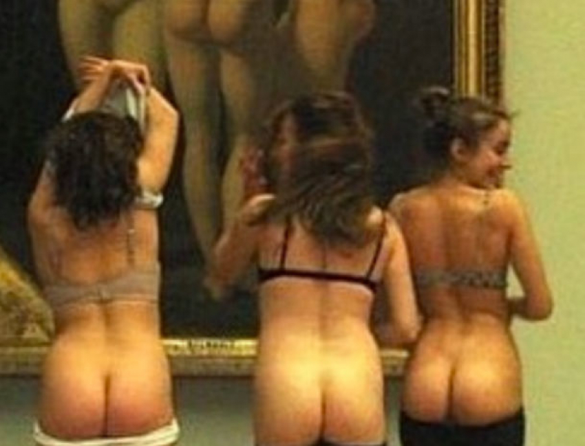  «Три грации": девушки показали голые попы перед знаменитой картиной в Лувре