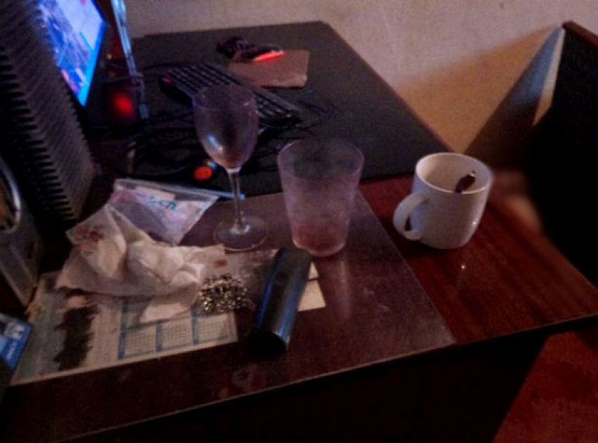 Мертвую 15-летнюю девушку с ножом в груди обнаружила ее мать в своей квартире