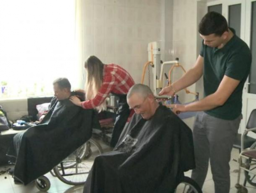 Молодые парикмахеры столицы постригли обитателей приюта