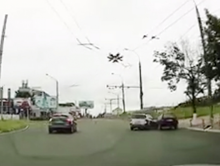 Опасный маневр водителя и последующий удар попали на видео в Кишиневе