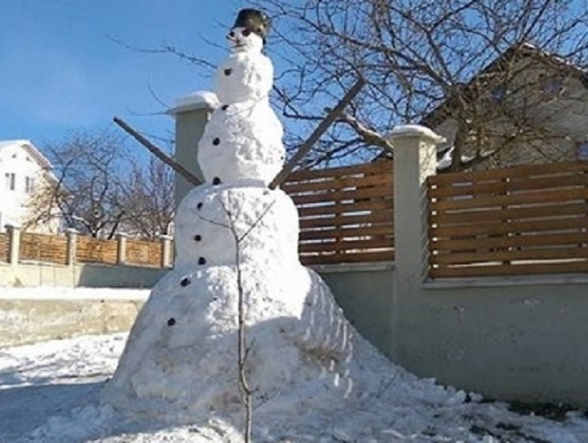 Гигантского короля снеговиков соорудили в Страшенском районе