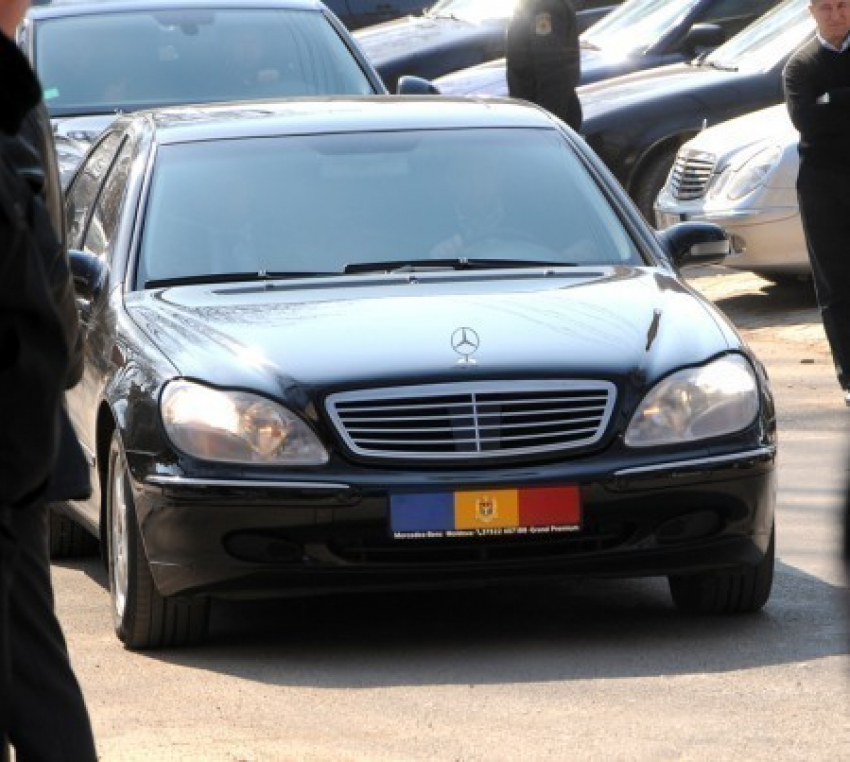 Додон: Кортеж президента будет ездить без мигалок, а в команде будут только профессионалы