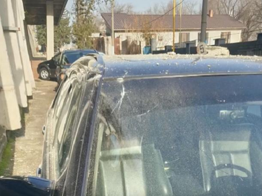 В Кишиневе с заброшенного здания сыплются камни, один автомобиль уже серьезно пострадал