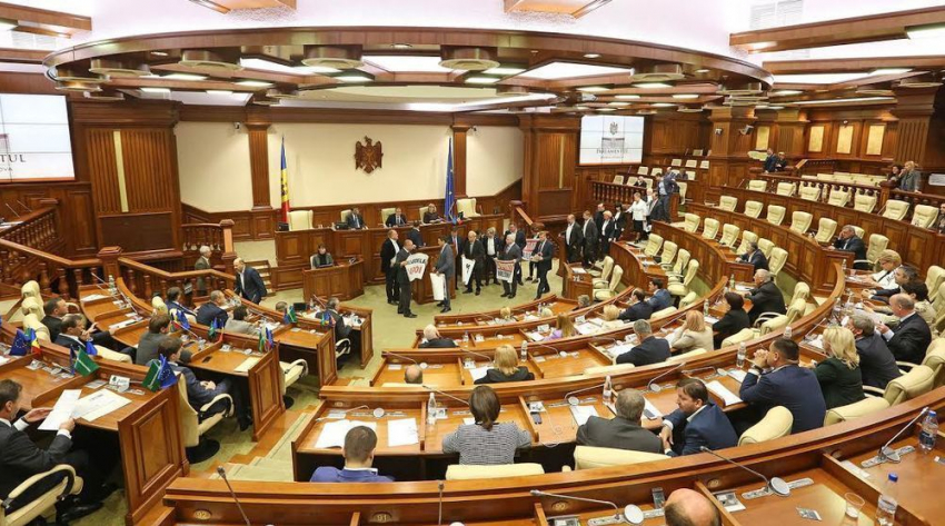 Социалисты обратятся в Конституционный суд по поводу сорванного заседания парламента 