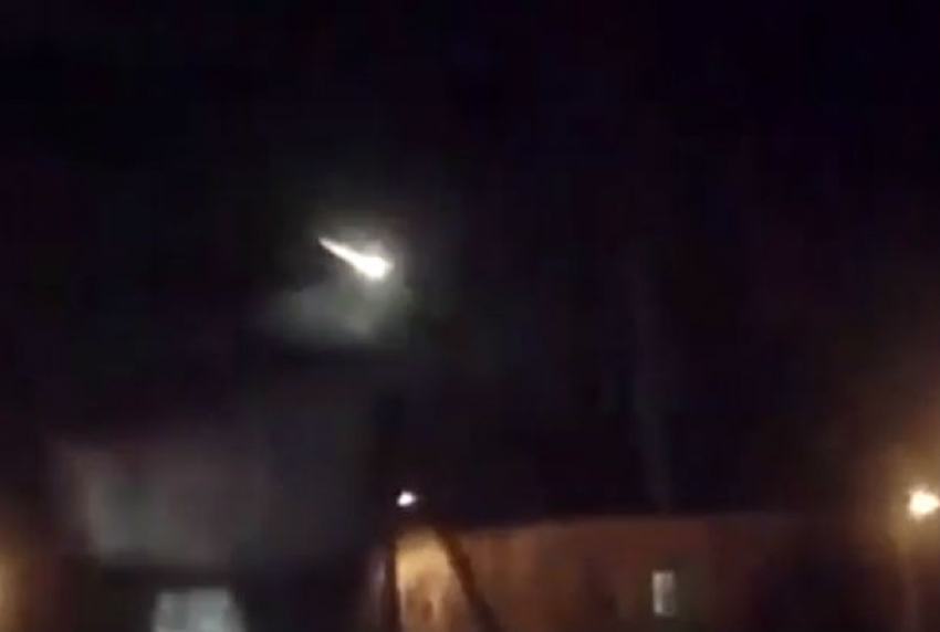 Огненный шар, летящий со вспышками в ночном небе над Мурманском, попал на видео