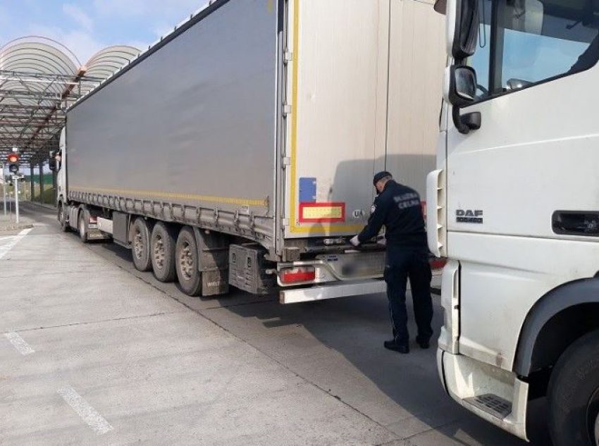 Дальнобойщик из Молдовы умер после 20-часового простоя на границе с Румынией 