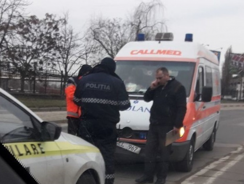 Анекдотическое столкновение полицейской машины со скорой в Кишиневе попало на видео